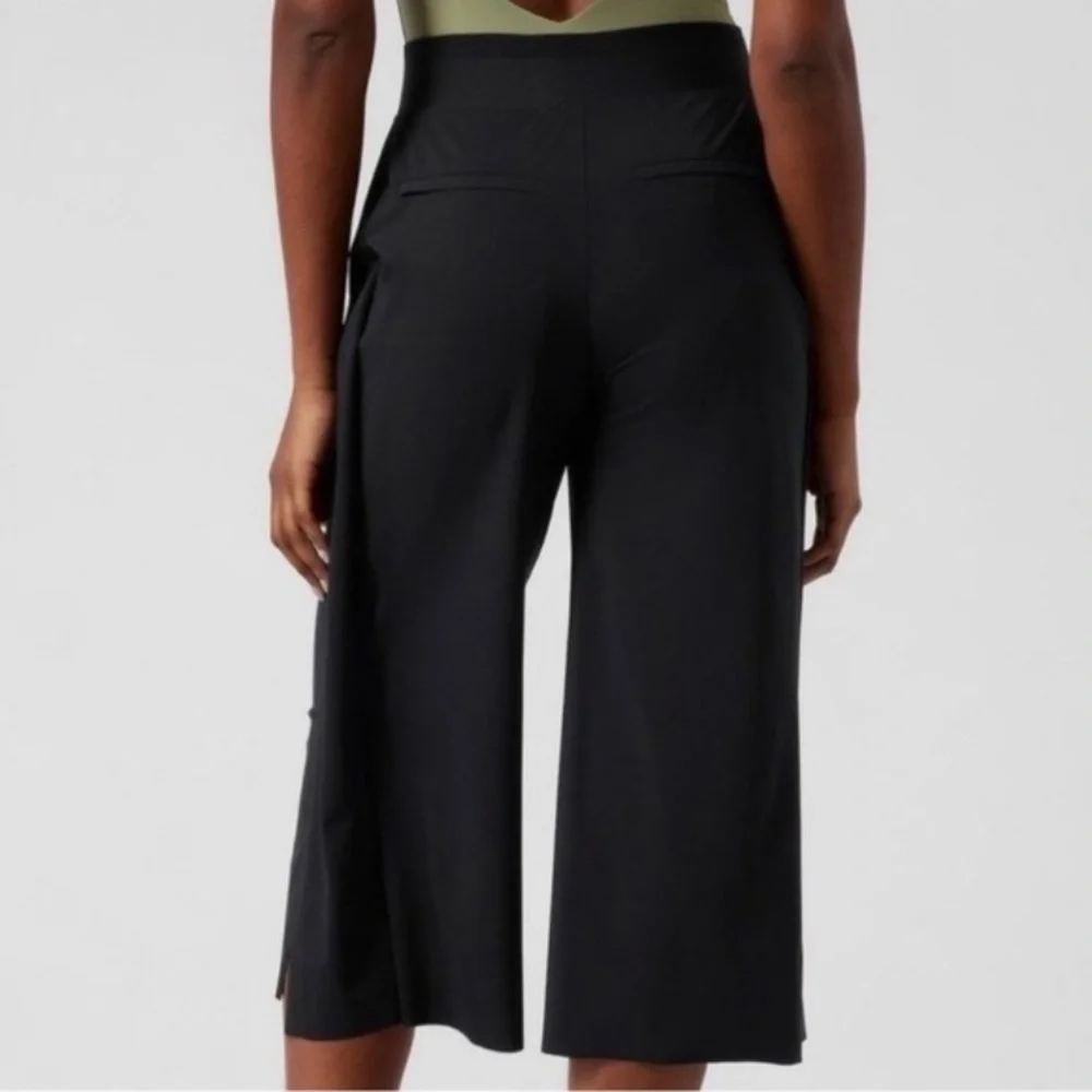 Athleta Cosmic Wrap NWOT Women's Black Culotte Cropped Pants size 14